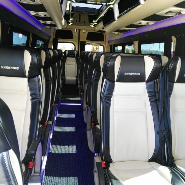 El interior de un autobús con la palabra basura en el asiento.