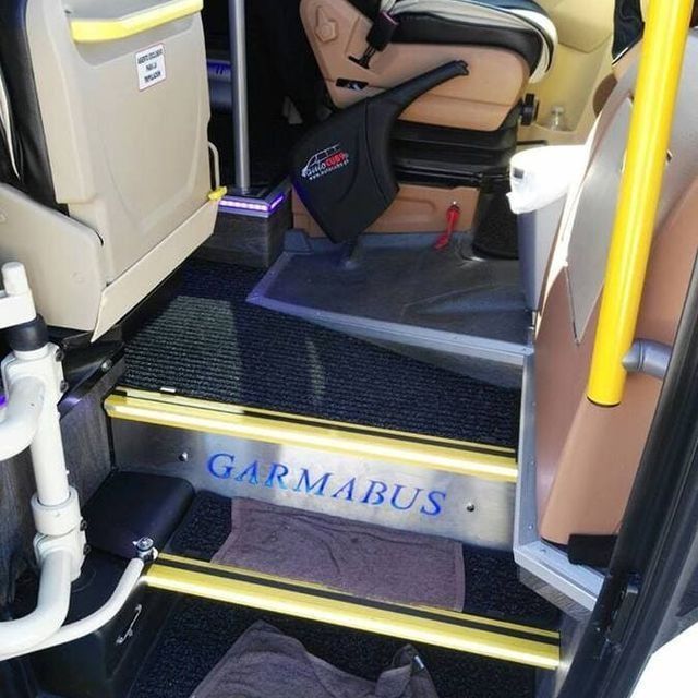 La palabra garmabus que está en un autobús.