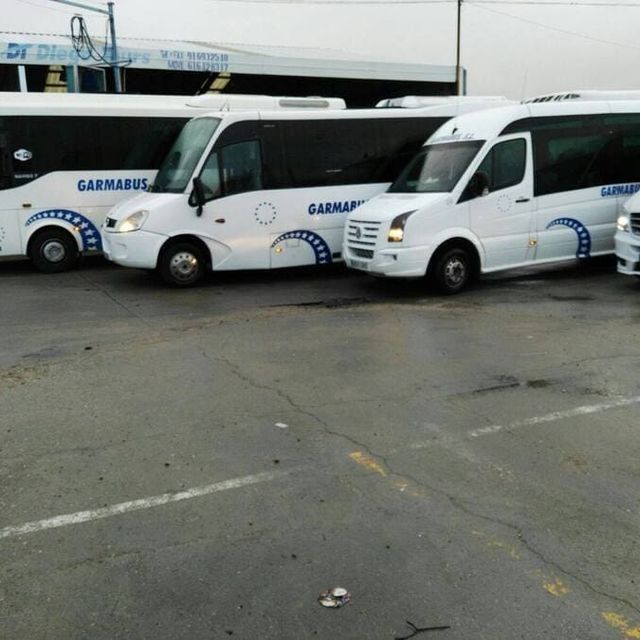 La palabra garmabus está en el lateral de un autobús.
