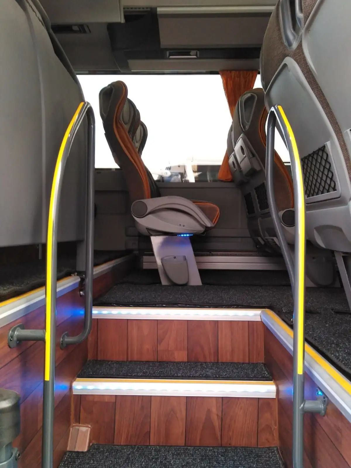 El interior de un autobús con escaleras que conducen a los asientos.