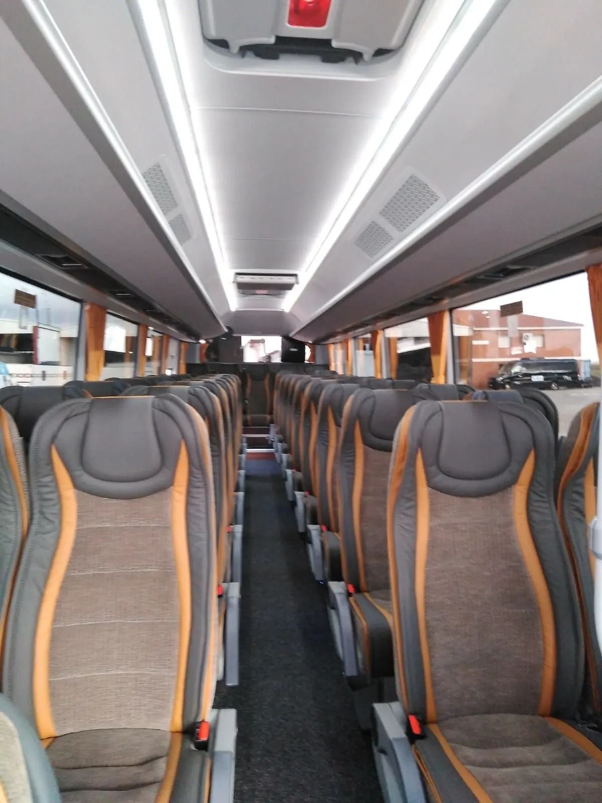 El interior de un autobús con muchos asientos.