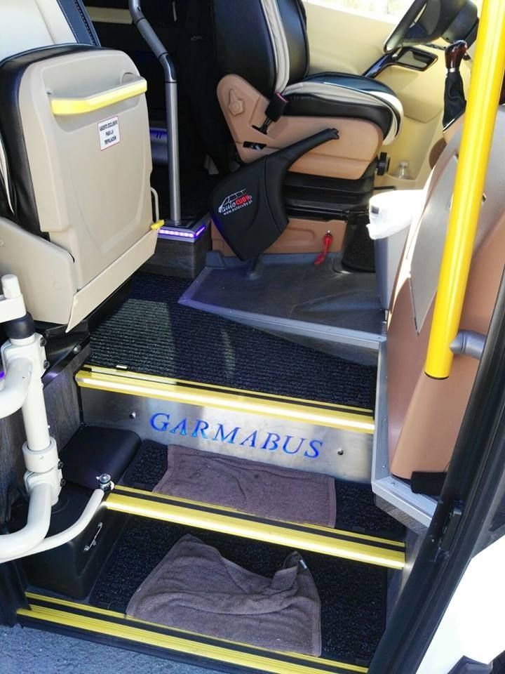 El interior de un autobús con la palabra garmabus en las escaleras.