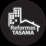 Logotipo para "Reformas TASAMA" que presenta un edificio y el contorno de una casa, en blanco sobre un círculo negro.