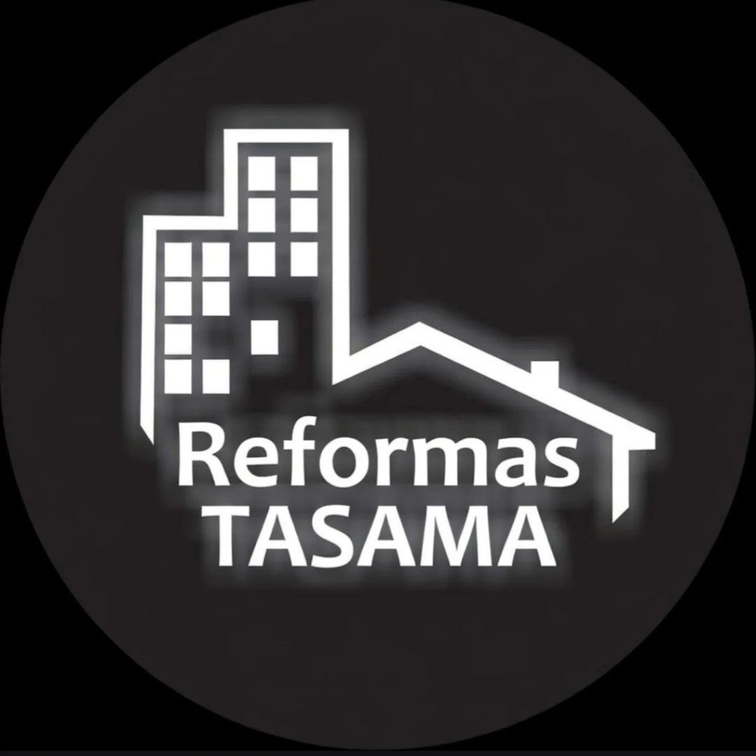 Logotipo para "Reformas TASAMA" que presenta un edificio y el contorno de una casa, en blanco sobre un c&iacute;rculo negro.
