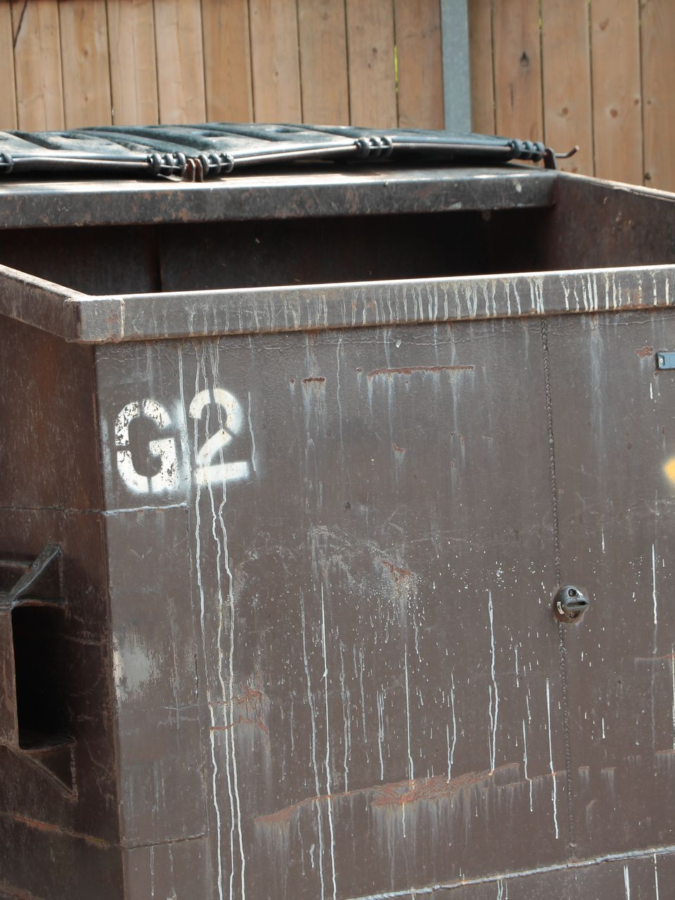Benne marron avec le numéro G2 inscrit au pochoir sur le côté.