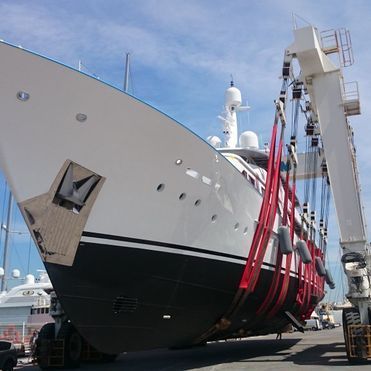 Un barco grande está siendo levantado por una grúa