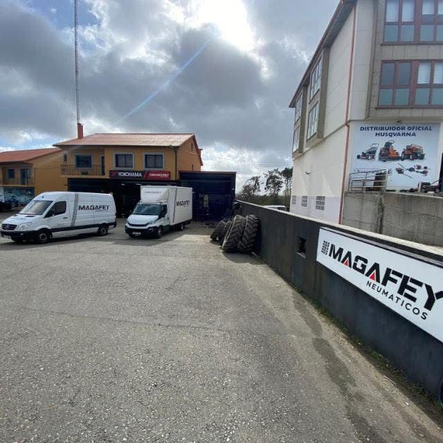 Un edificio amarillo con un cartel que dice Yokohama.