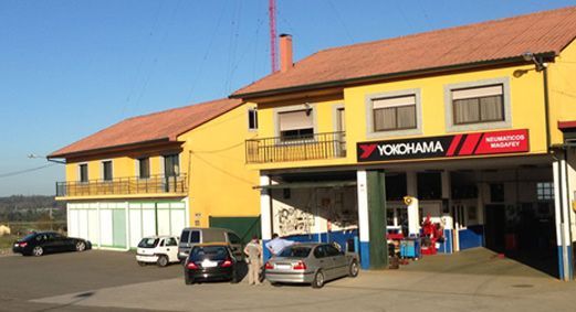 Un edificio amarillo con un cartel que dice Yokohama.