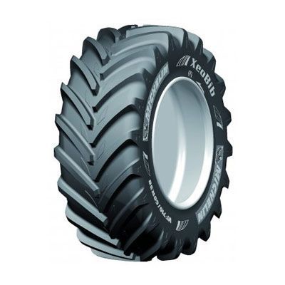 Un primer plano de un neumático sobre un fondo blanco.