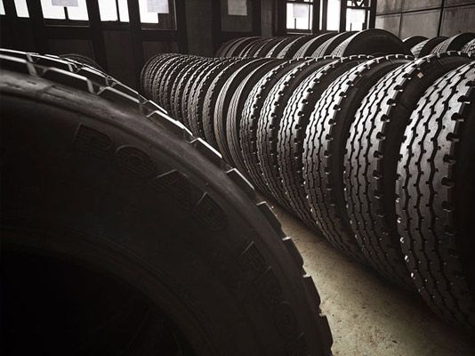 Una fila de neumáticos están alineados en un almacén.