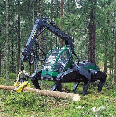 Una máquina verde y negra está en medio de un bosque.