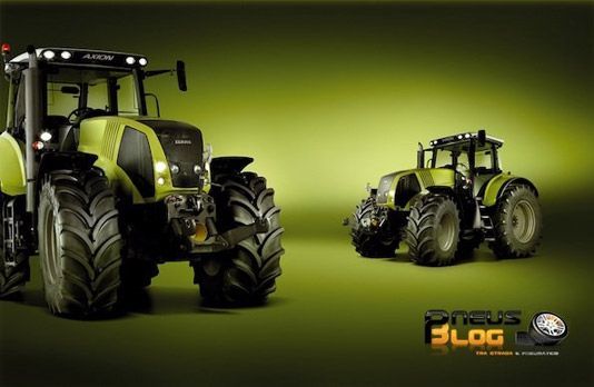 Dos tractores están sentados uno al lado del otro sobre un fondo verde.