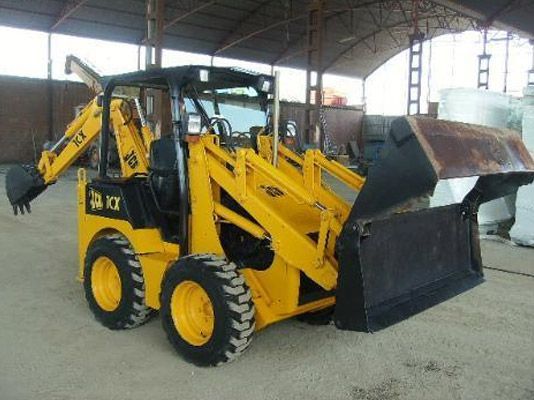 Un tractor amarillo con el número 12.