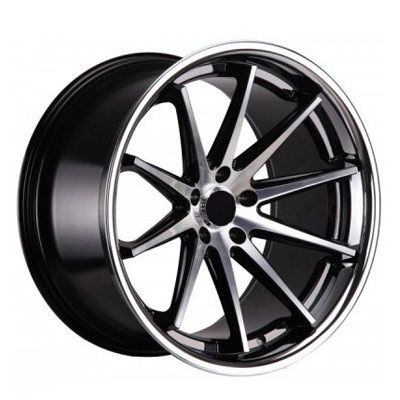 Un primer plano de una rueda negra y plateada sobre un fondo blanco.