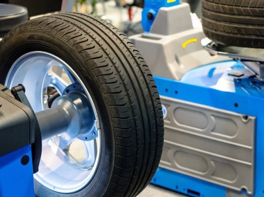 Se está equilibrando un neumático en una máquina.