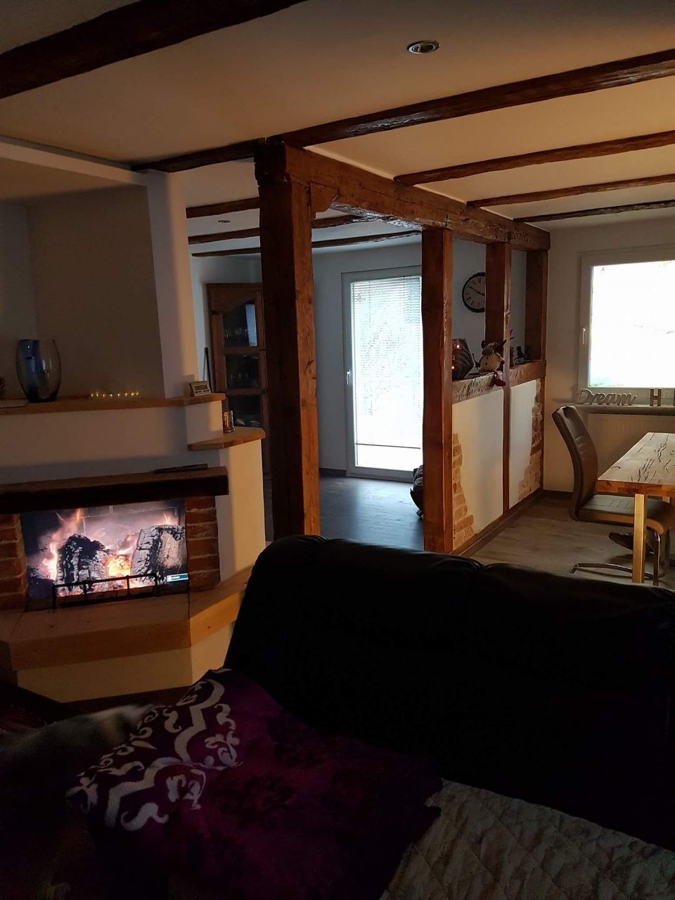 Ein Wohnzimmer mit Kamin und Couch