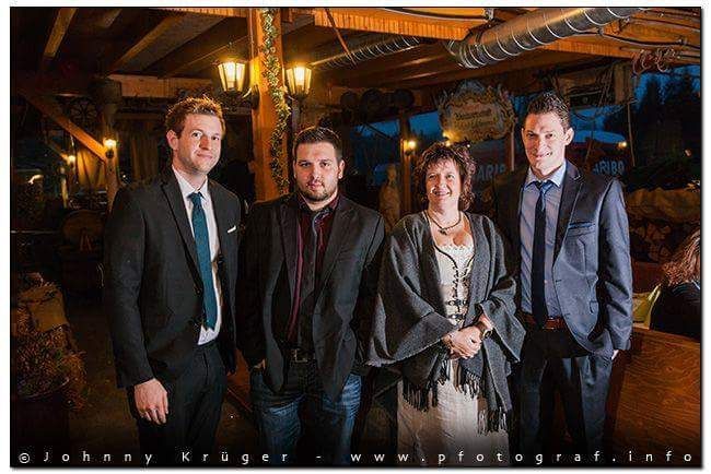 Eine Gruppe von Menschen in Anzug und Krawatte posiert für ein Foto.