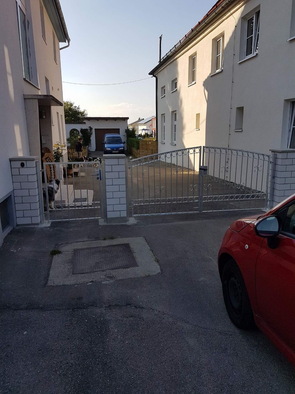 Ein rotes Auto steht vor einem weißen Gebäude