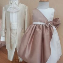 Traje formal de niño: traje color canela con camisa con volantes y vestido blanco y marrón.