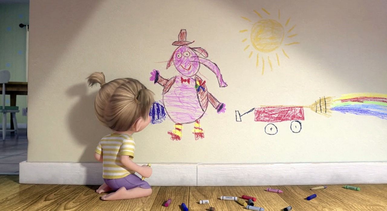 Una niña dibuja en una pared con crayones; dibujo de un elefante morado, un carro y un arcoíris.