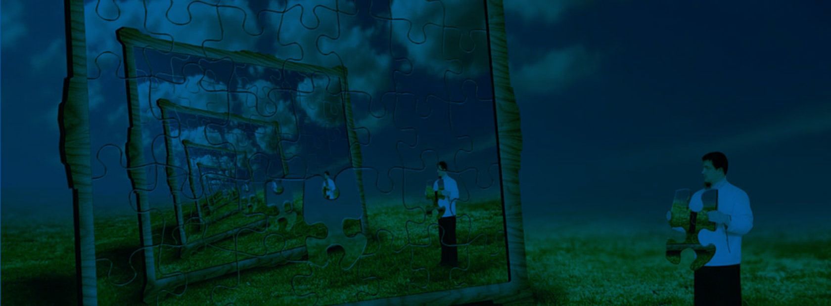 Dos figuras se encuentran en un campo de hierba junto a marcos, en una escena nocturna surrealista de color azul verdoso.