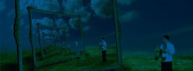 Dos figuras se encuentran en un campo de hierba junto a marcos, en una escena nocturna surrealista de color azul verdoso.