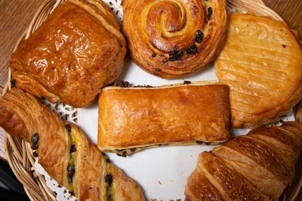 Un plateau de viennoiseries