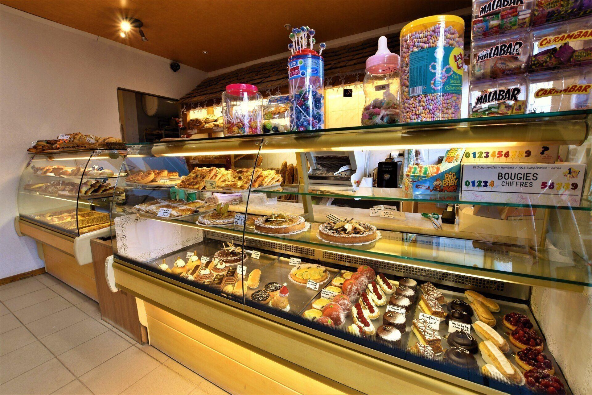 La vitrine garnie de la boulangerie