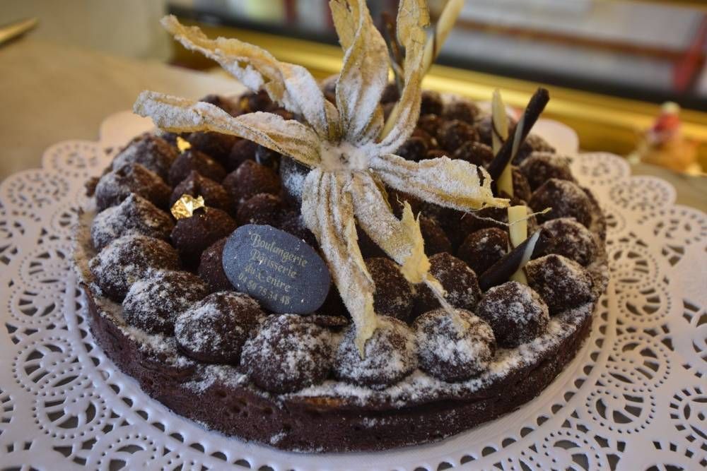 Un grand gâteau au chocolat