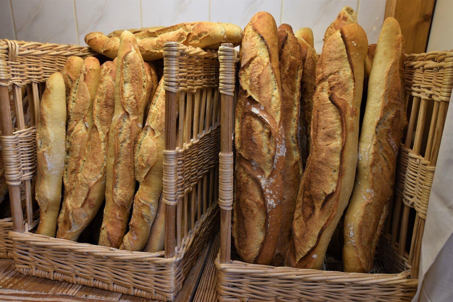 Deux paniers de baguettes
