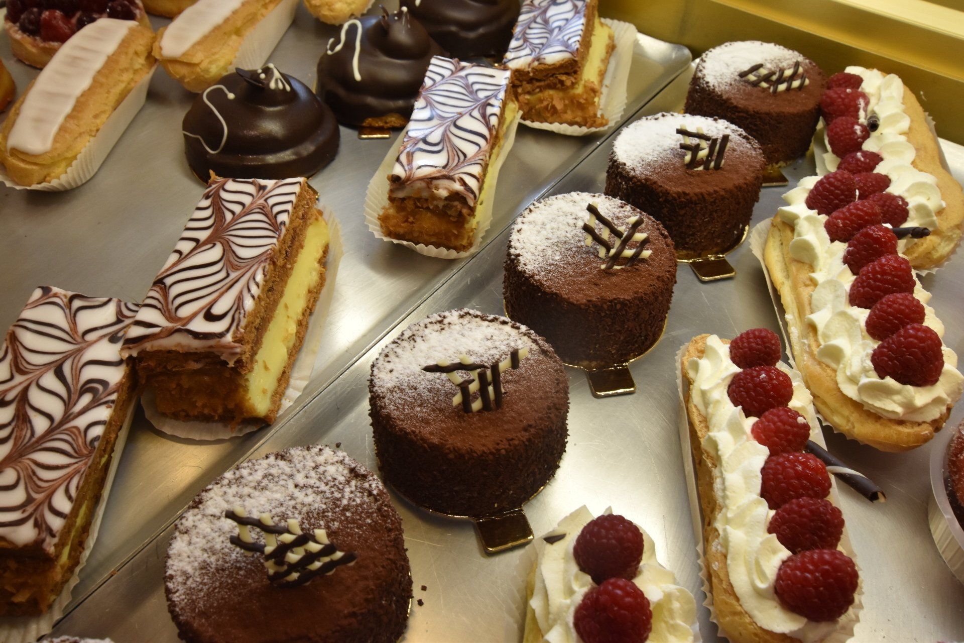 Des pâtisseries aux fruits et au chocolat