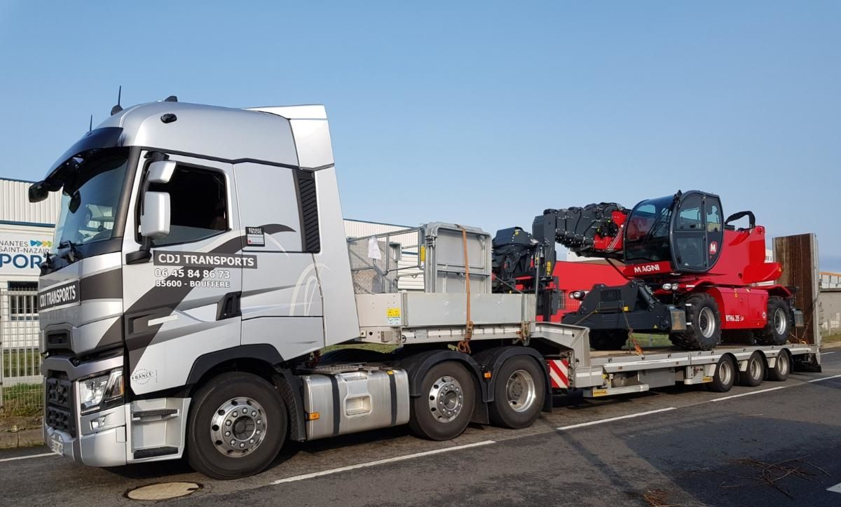Camion transportant plusieurs engins de TP
