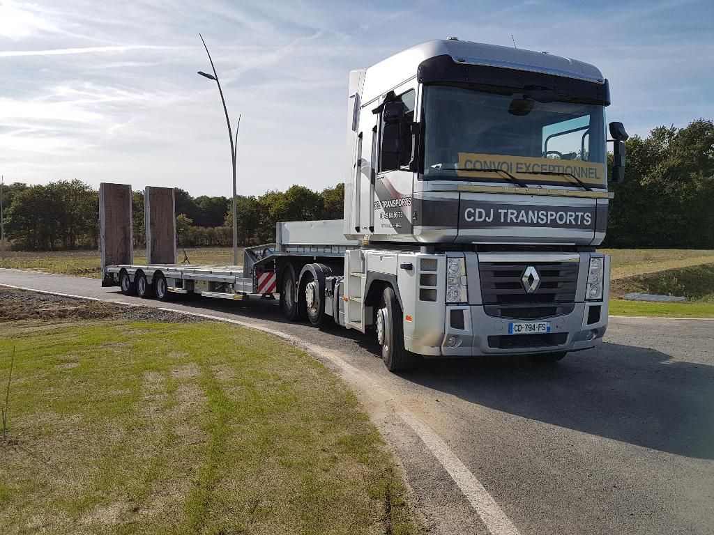 Un large véhicule de transport en convoi exceptionnel