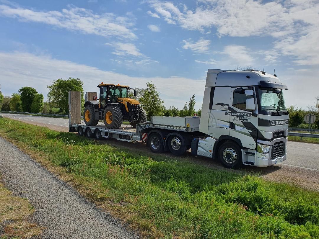Camion lourd transportant un engin de chantier