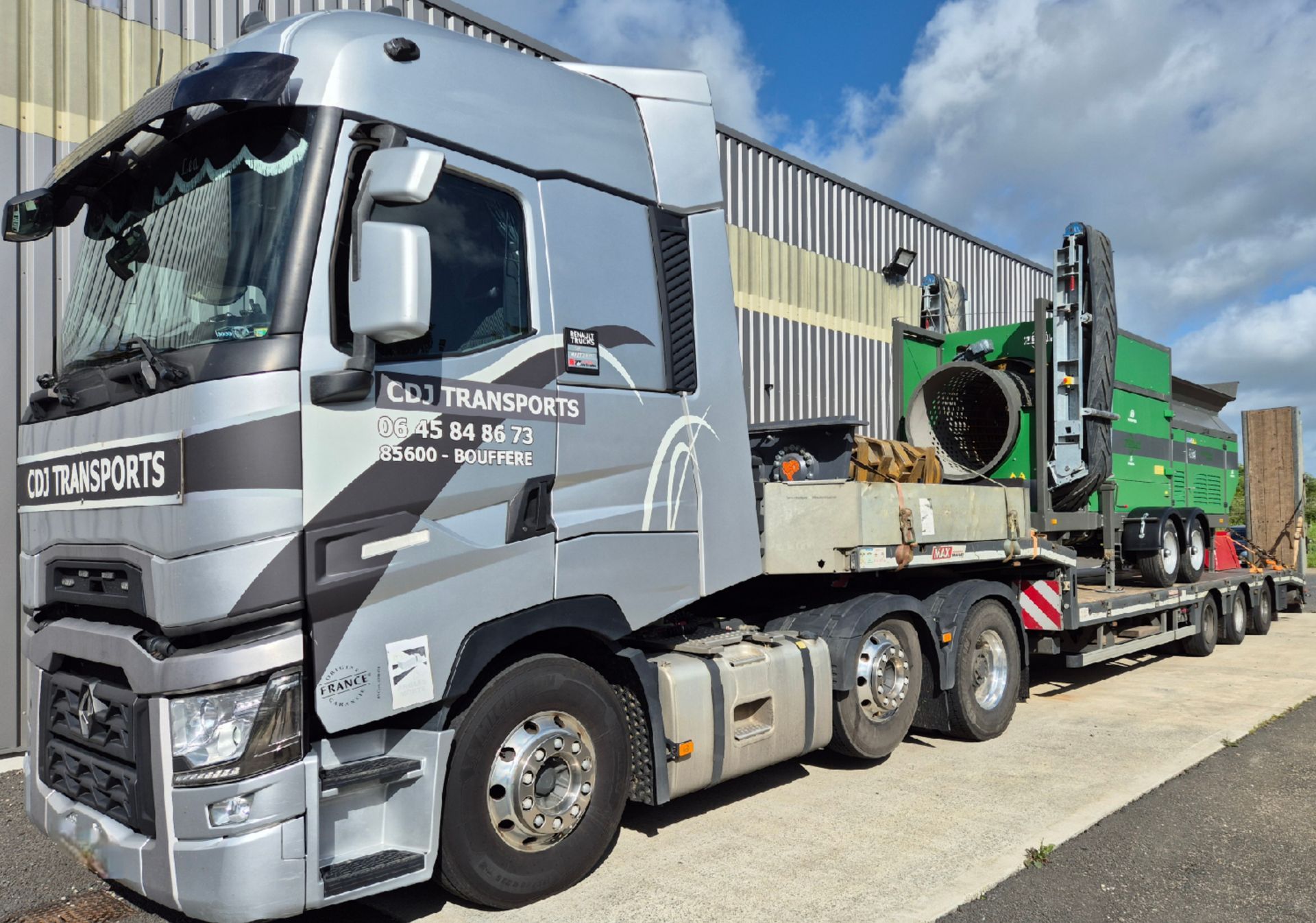 Camion stationné devant une structure
