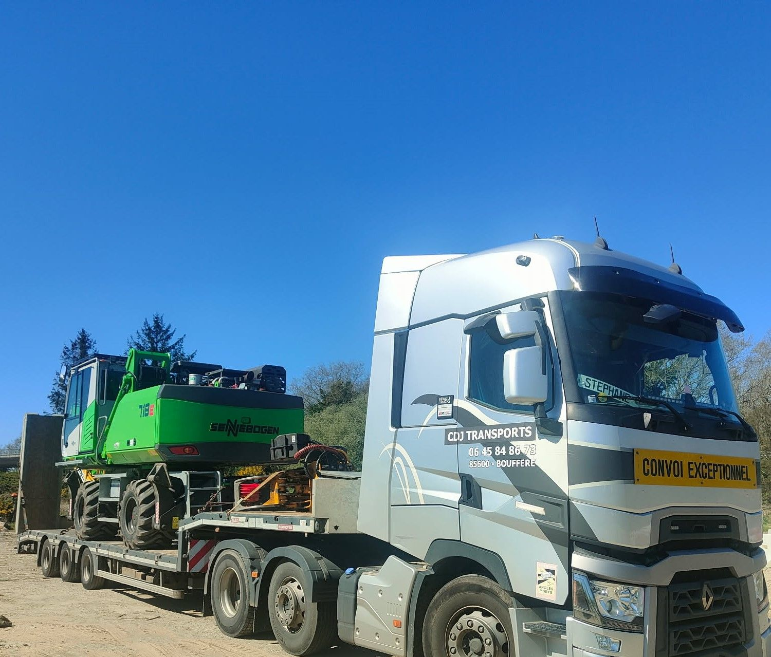 Un camion lourd avançant sur une route en convoi exceptionnel