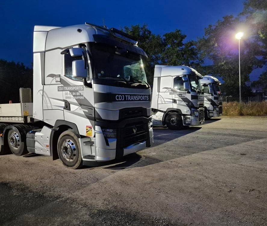 2 camions blancs lourds stationnés