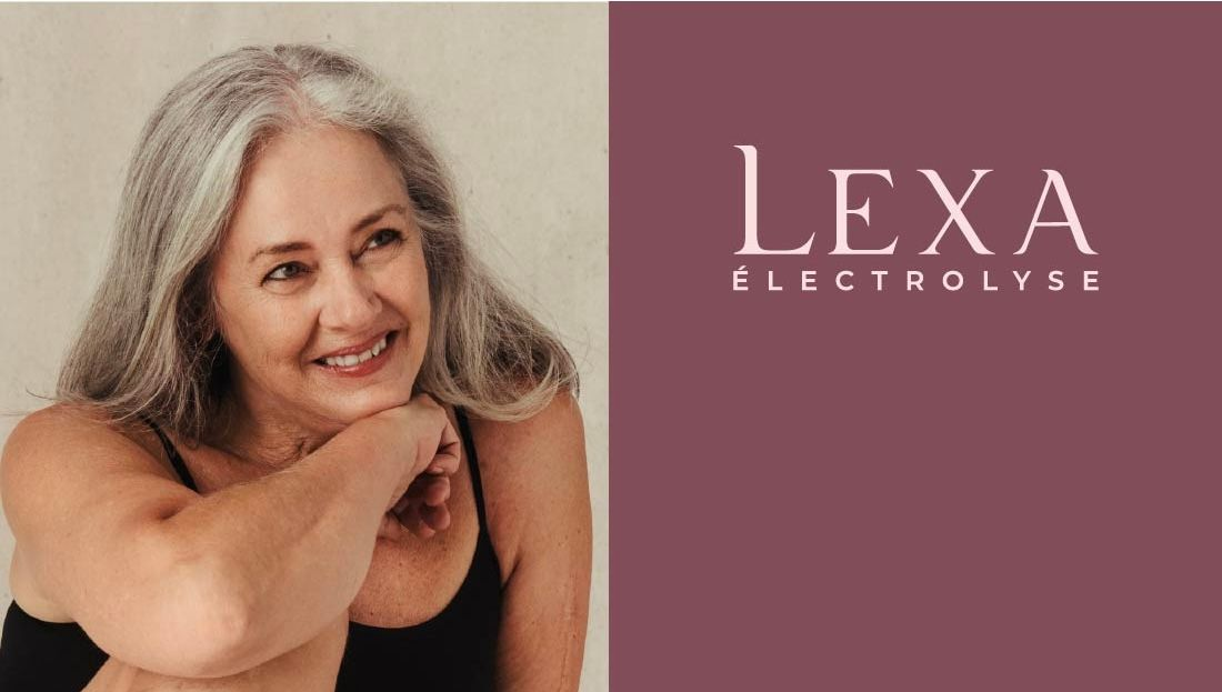 Femme souriante aux cheveux gris à côté du logo LEXA Electrolyse sur fond mauve
