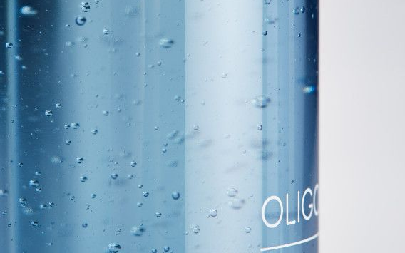 Bouteille d'eau bleue avec des gouttes de pluie et une étiquette partiellement blanche