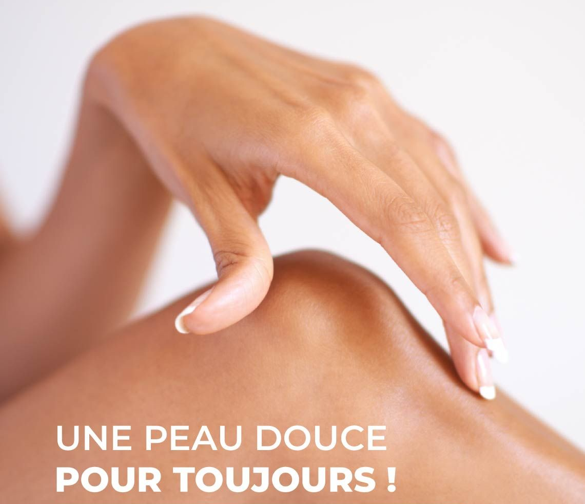 Main massant une épaule nue, avec un texte en français évoquant la douceur de la peau en dessous.