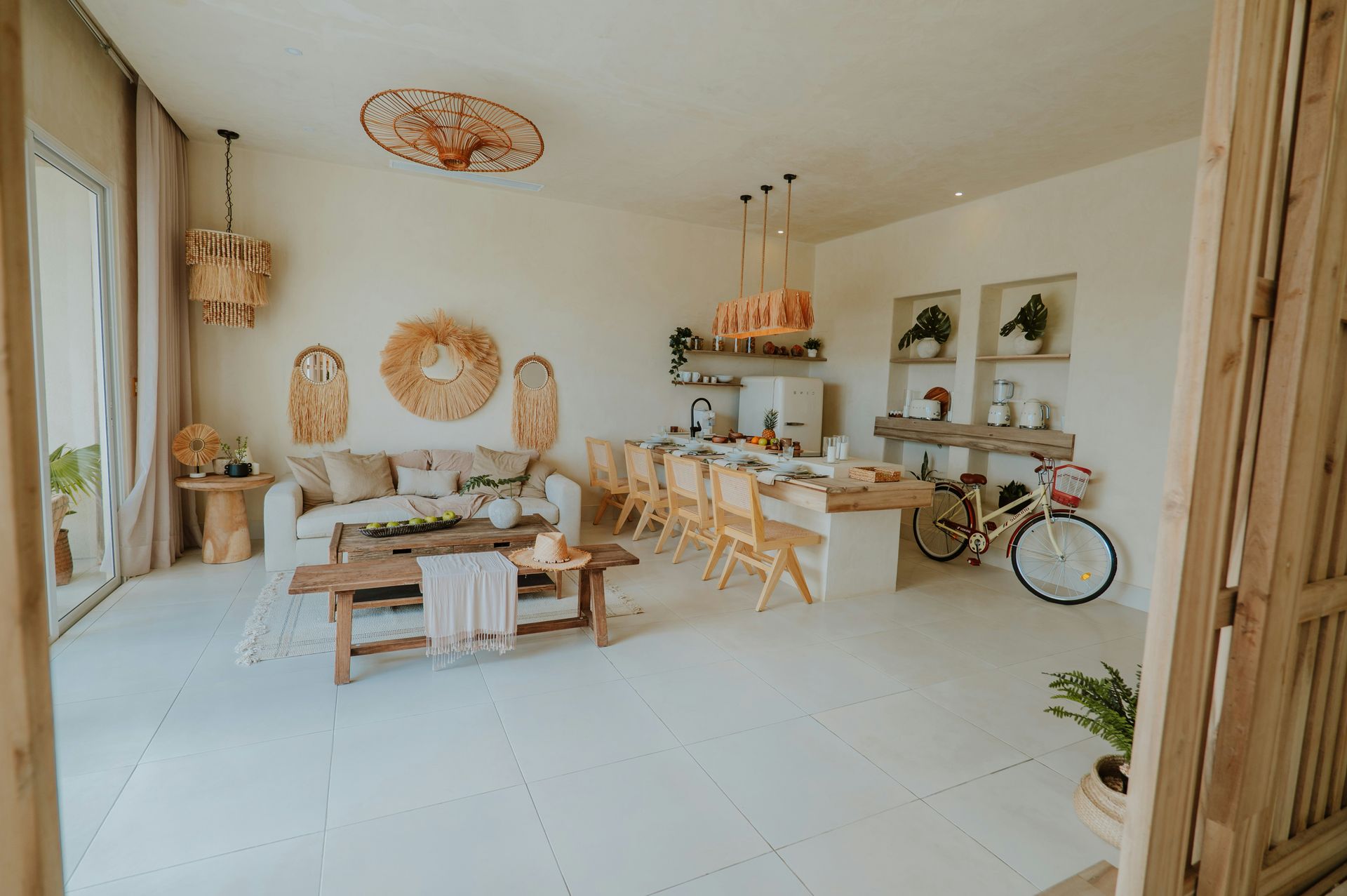 Lujoso vestidor con estantes que exhiben zapatos, bolsos y joyas; tonos neutros e iluminación empotrada.