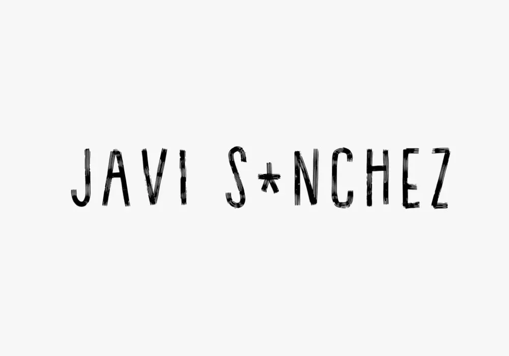 El nombre "JAVI SANCHEZ" escrito en letras mayúsculas negras y desgastadas,