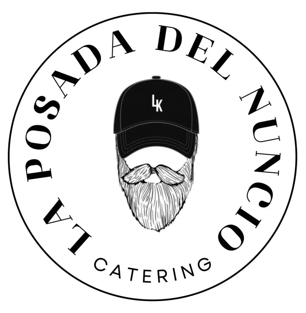 Logotipo circular para La Posada del Nuncio Catering, que muestra una gorra de béisbol negra