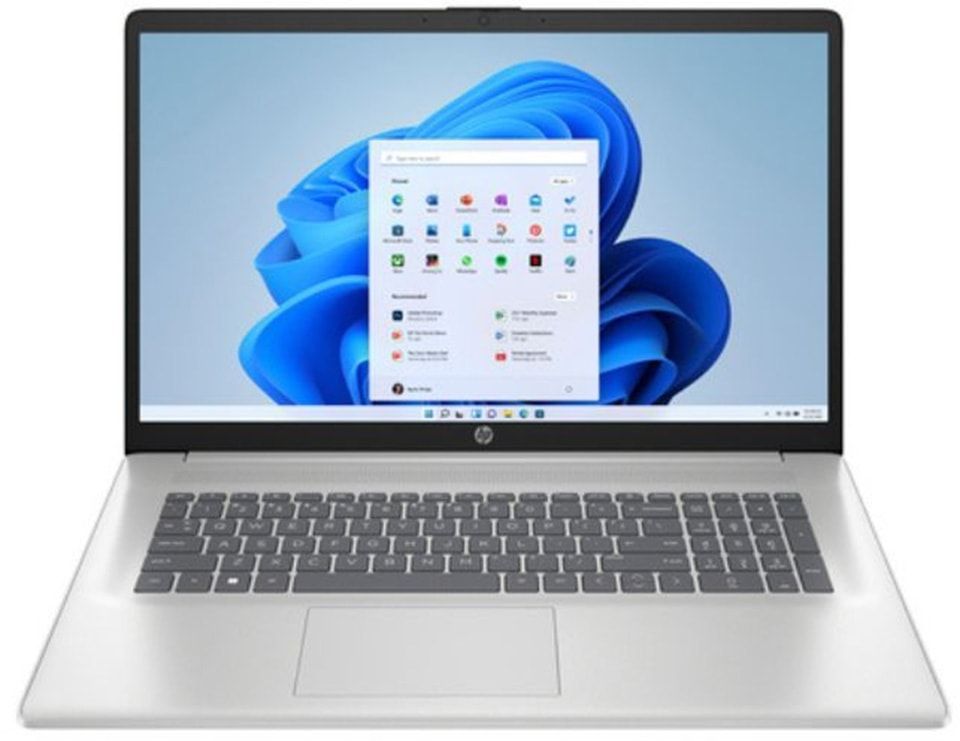 Ordinateur portable argenté affichant le bureau et le menu Démarrer de Windows 11 à l’écran