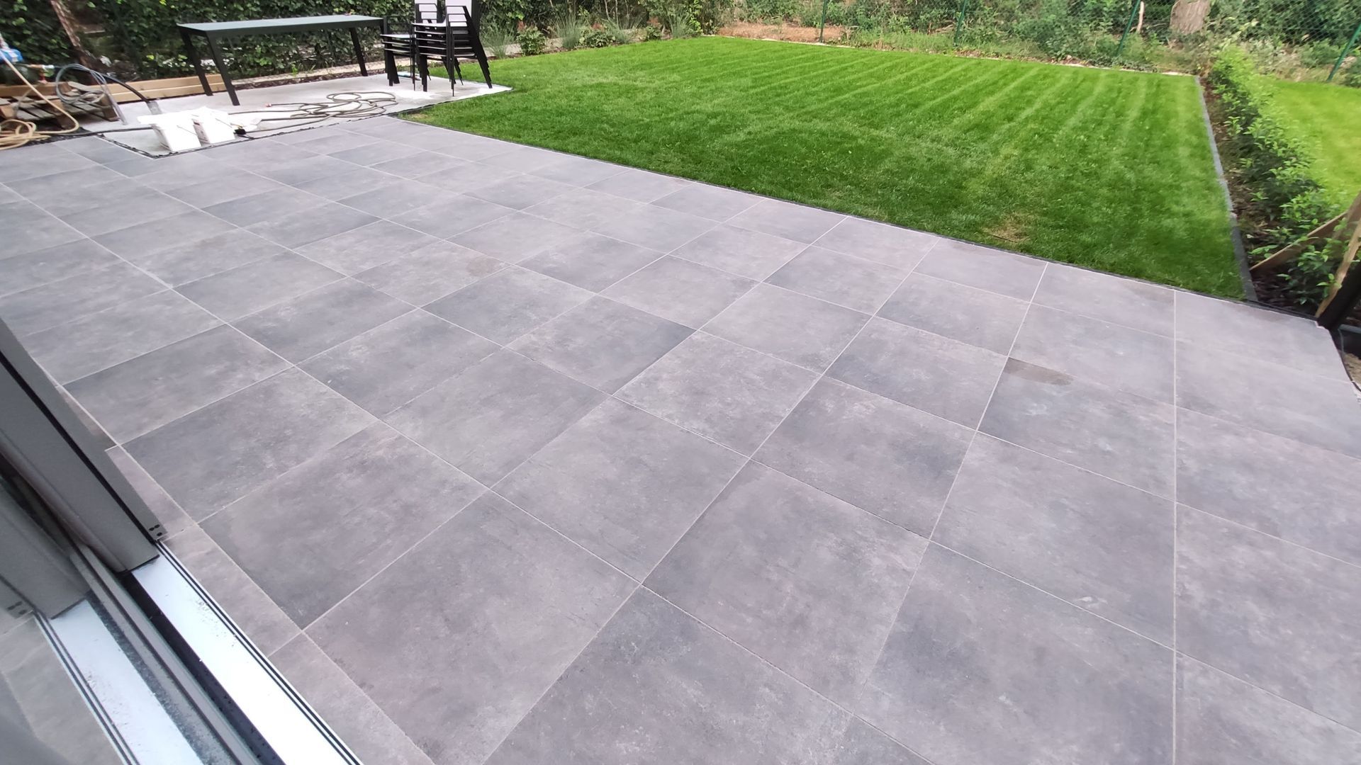 Une terrasse avec des dalles en pierre.