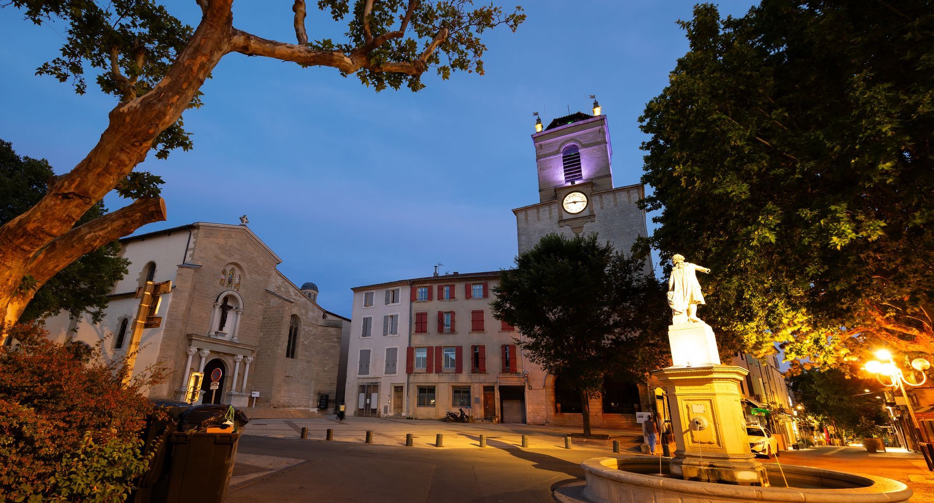 Église Saint-Nicolas de Pertuis éclairée de nuit.