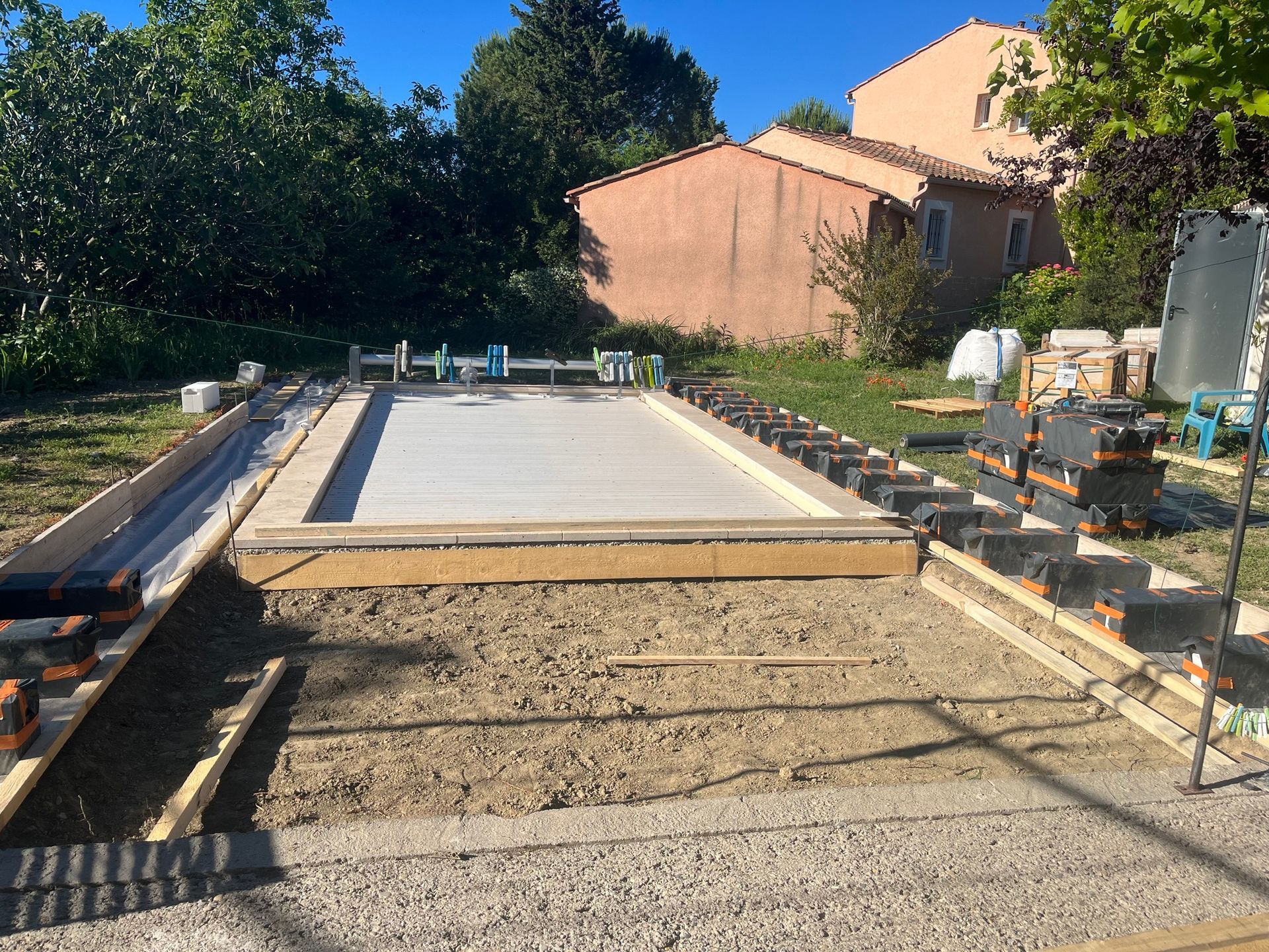 Une piscine fermée par un volet roulant.