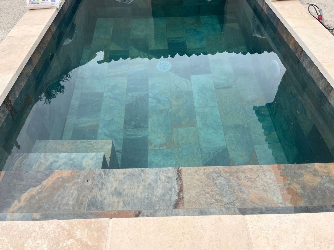 Gros plan sur l'eau d'une piscine creusée.