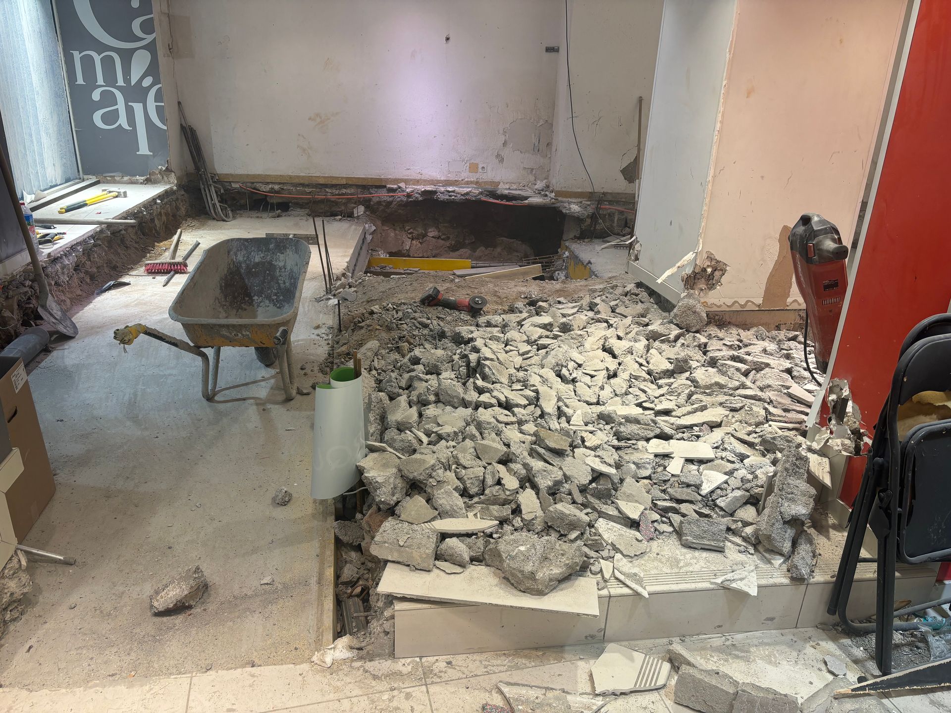 Des gravats dans une pièce en travaux.