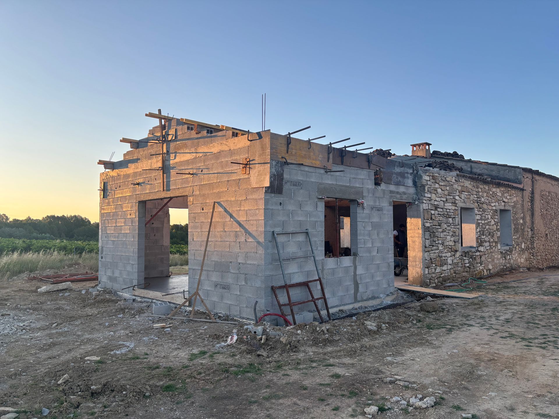 Construction d'une extension attenante à une maison.